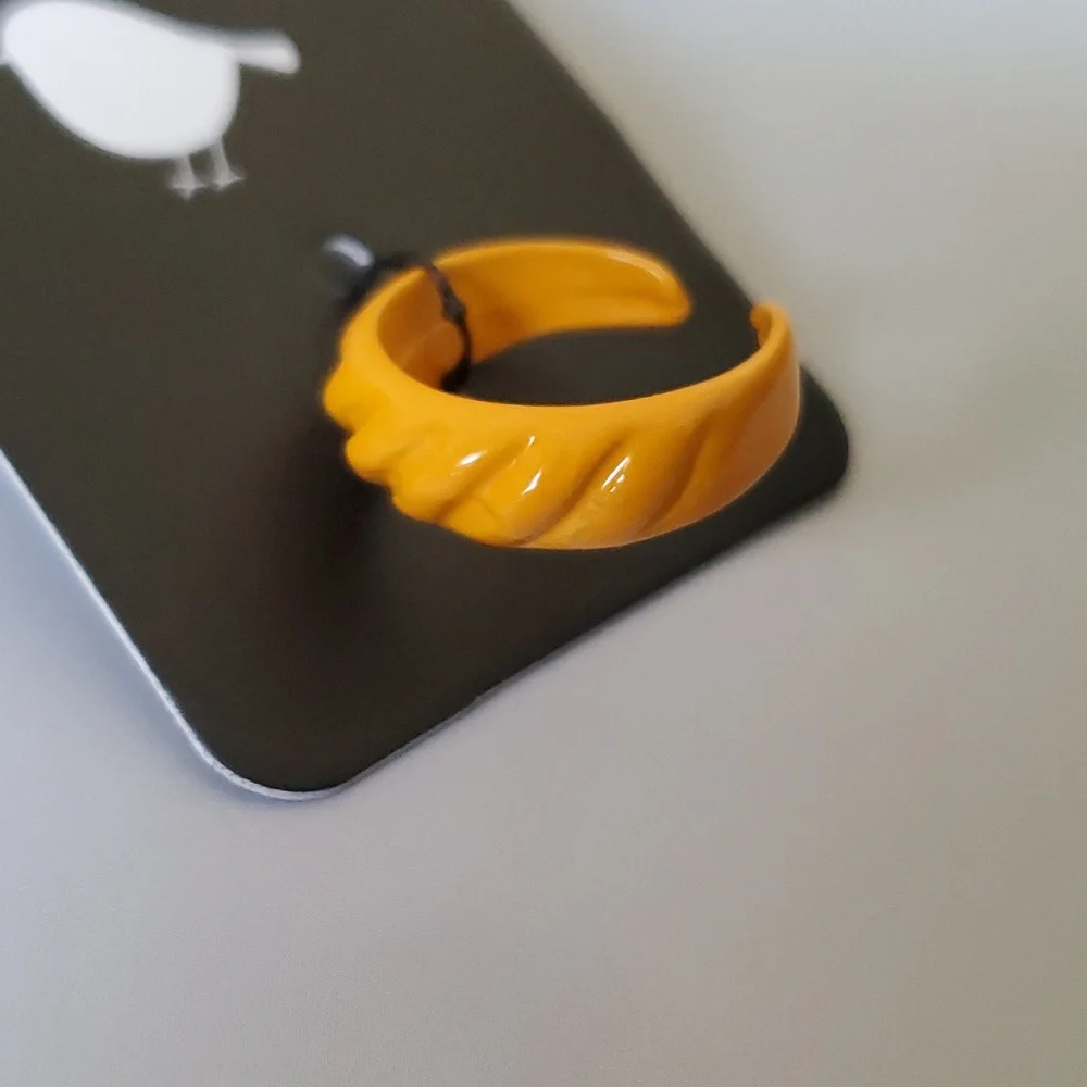 🎈3 FOR $10 RESIN RINGS - Picture 3 of 5